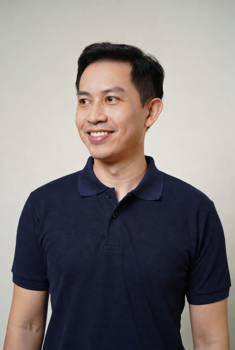 Model wearing a plain service polo from the uniform basics range